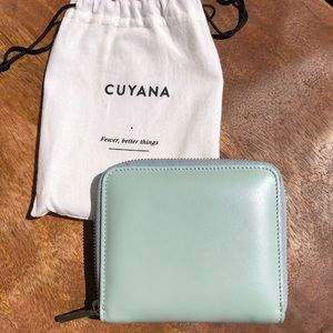 New! Cuyana zipper wallet in MINT!
